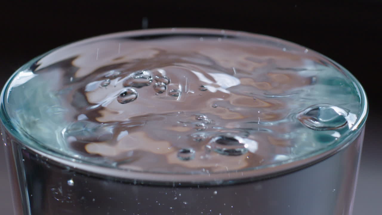 물이 유리잔에 떨어지고 있다