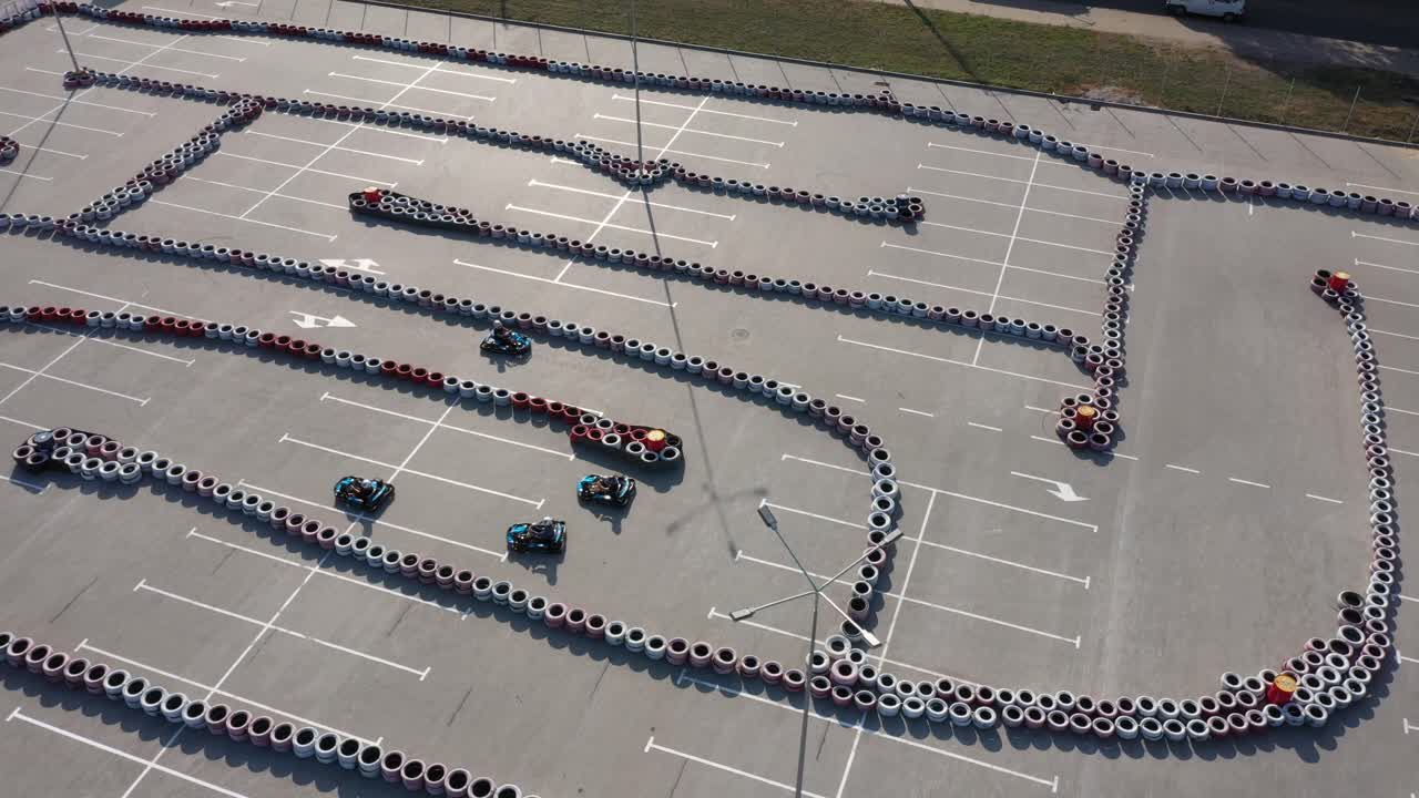 도로와 타이어가 있는 카팅 회로의  뷰