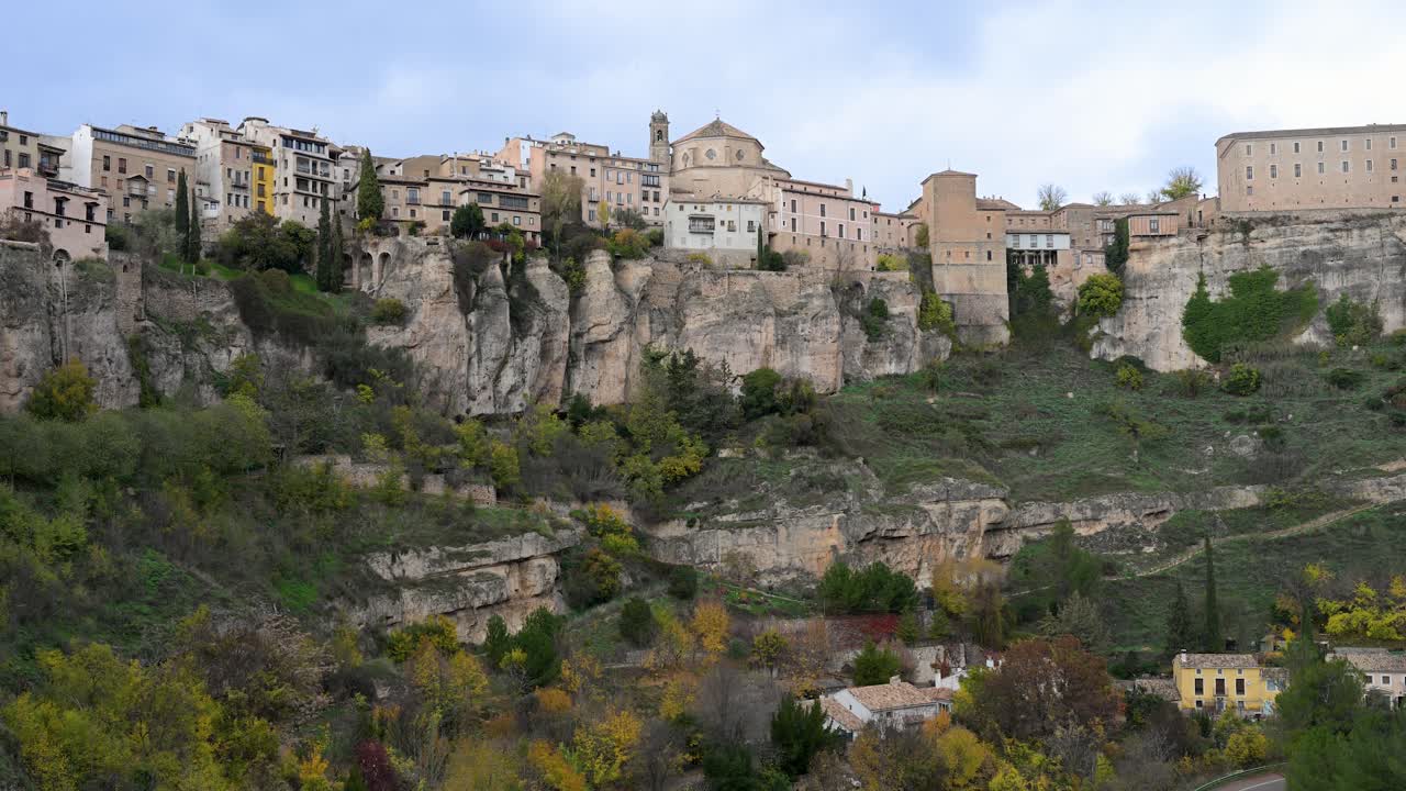 Ampia veduta delle iconiche Case Sospese (Casas Colgadas) a Cuenca, Spagna, un punto di riferimento storico UNESCO costruito nelle scogliere dell'antica città