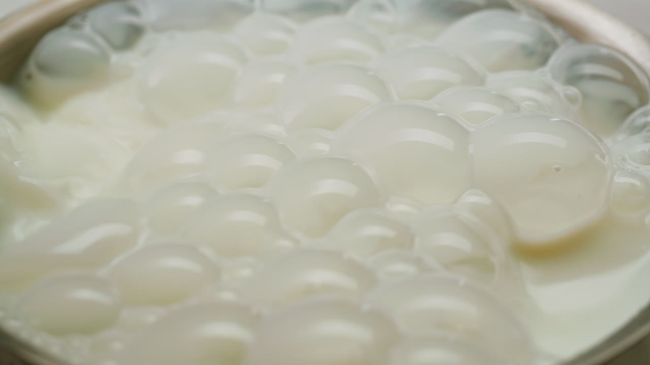 leche hirviendo con burbujas