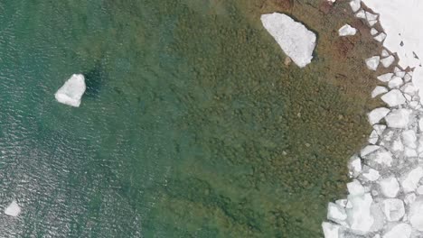 Agua-Cristalina-Del-Lago-Superior-Con-Hielo-Agrietado-En-Un-Día-Soleado-En-Duluth,-Minnesota