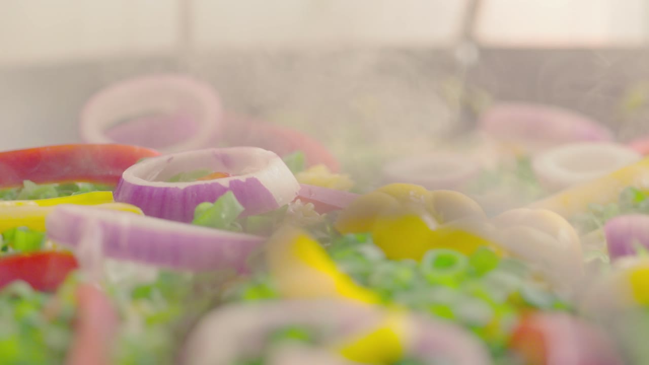 ,  치즈 및 다른 장식품과 함께 완성 된 식사