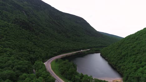 Imágenes-De-Drones-De-La-Carretera-Escénica-En-Las-Montañas-Blancas-De-Nh-Con-Montañas,-árboles-Y-Un-Lago