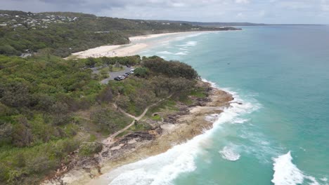 Olas-Del-Mar-De-Coral-Rompiendo-En-Los-Acantilados-Costeros-De-La-Playa-De-La-Cabecera-Del-Cilindro---Playa-Del-Cilindro-En-Queensland,-Australia