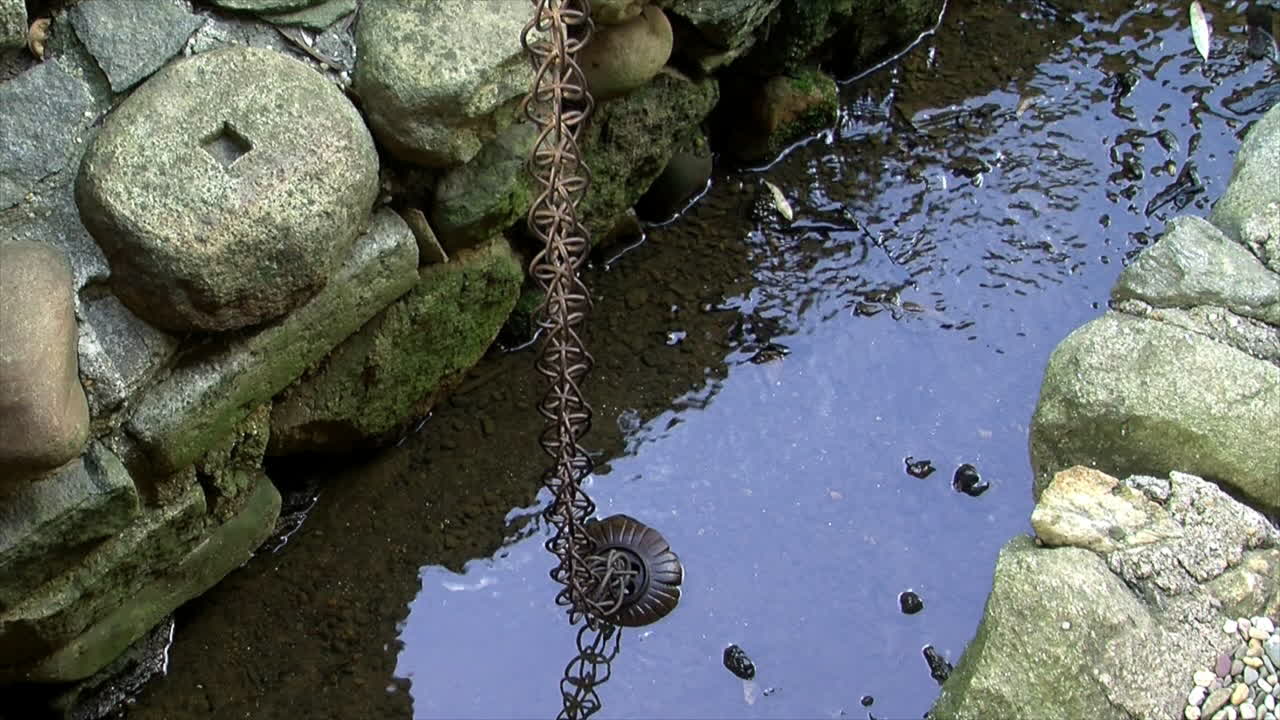 일본 정원에 kusari-doi 레인 체인이 있는 빗물 배수 채널