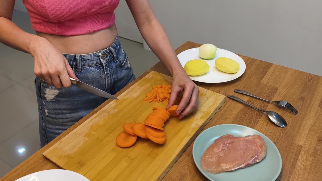 Donna che prepara verdure e pollo per un pasto