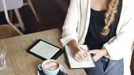 Mujer-Arquitecta-Trabajando-En-Una-Cafetería-Tomando-Café.