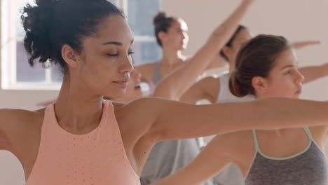 Yoga-Kurs.-Schöne-Frau-Mit-Gemischter-Abstammung,-Die-Kriegerpose-Praktiziert-Und-Einen-Gesunden-Lebensstil-Genießt-Und-Bei-Sonnenaufgang-Im-Fitnessstudio-Trainiert