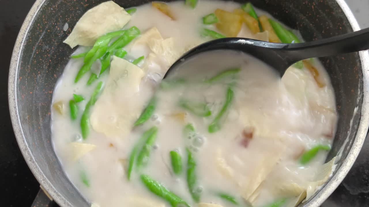Món ăn truyền thống Mã Lai với đậu đũa nấu trong nước cốt dừa đậm đà. Nước sốt trắng kem này được nêm gia vị thơm để có hương vị đậm đà, chuẩn vị. Đây là món rau ăn kèm hoàn hảo