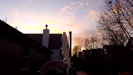 Puesta-De-Sol-En-El-Patio-Trasero-De-Una-Casa-En-Un-Timelapse-De-Barrio