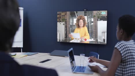 diversas personas de negocios en videollamada con una colega afroamericana en la pantalla