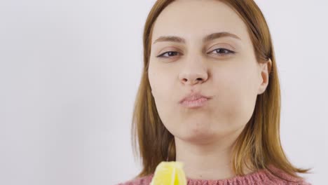 Nahaufnahmeporträt-Einer-Frau,-Die-Orange-Isst.-Früchte-Essen.