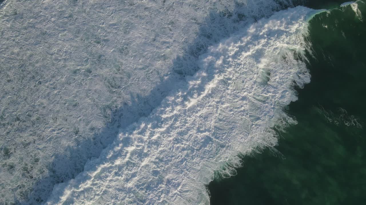 1분의 잔잔한 바다, 아름다운 파도와 부드러운 거품 질감, 해질녘의 청록색 물