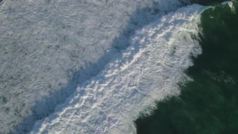 un minuto de mar en calma, hermosas olas y textura de espuma suave con agua turquesa al atardecer