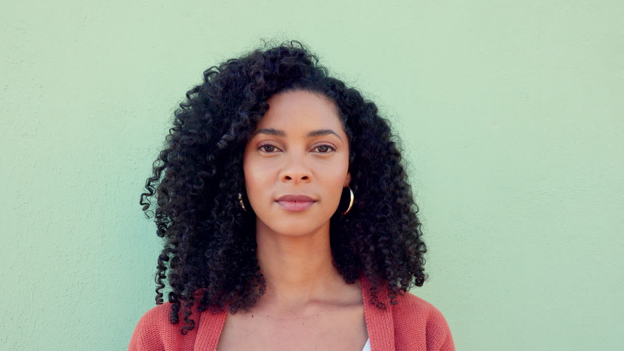 sonrisa, risa y feliz mujer negra en verde