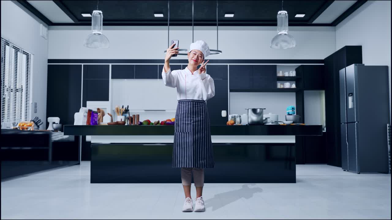 Chef che si scatta un selfie in una cucina moderna