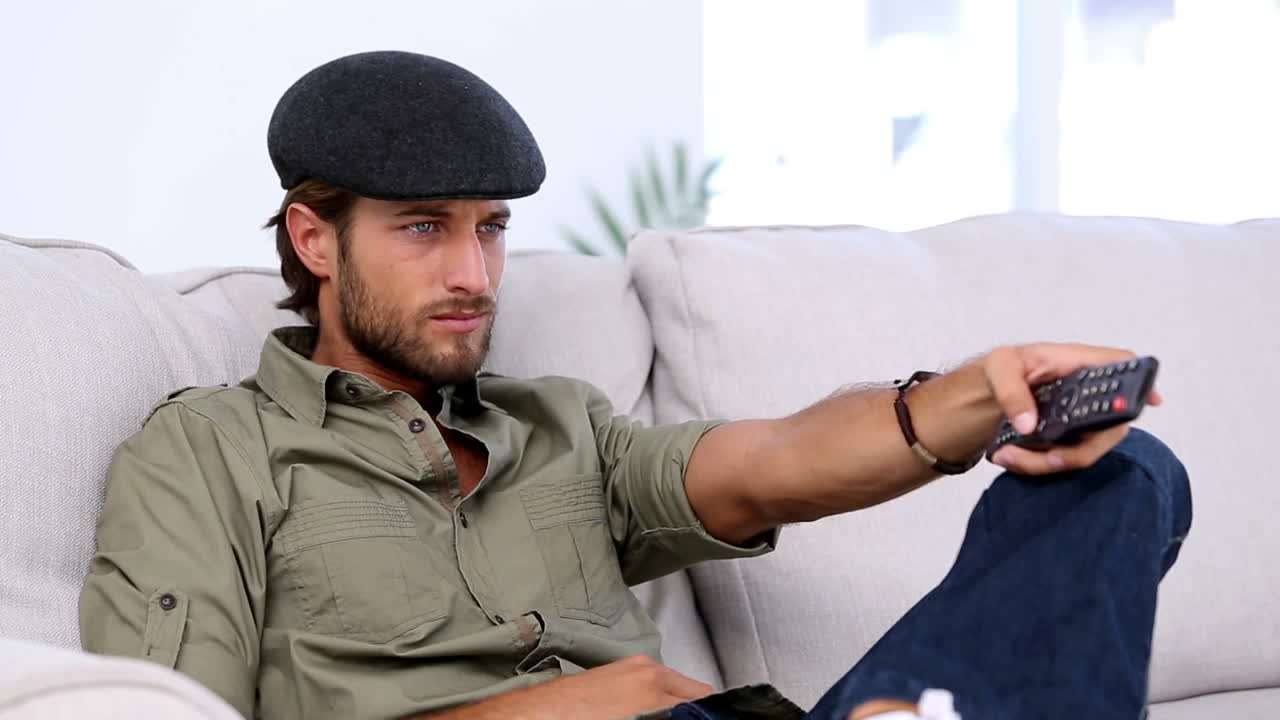 tv를 보는 매력적인 남자