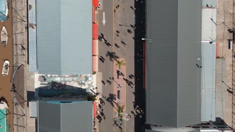 Aerial-top-down-shot-of-people-walking-on-Puerto-de-Frutos,-a-touristic-attraction-in-Tigre-city-near-Buenos-Aires