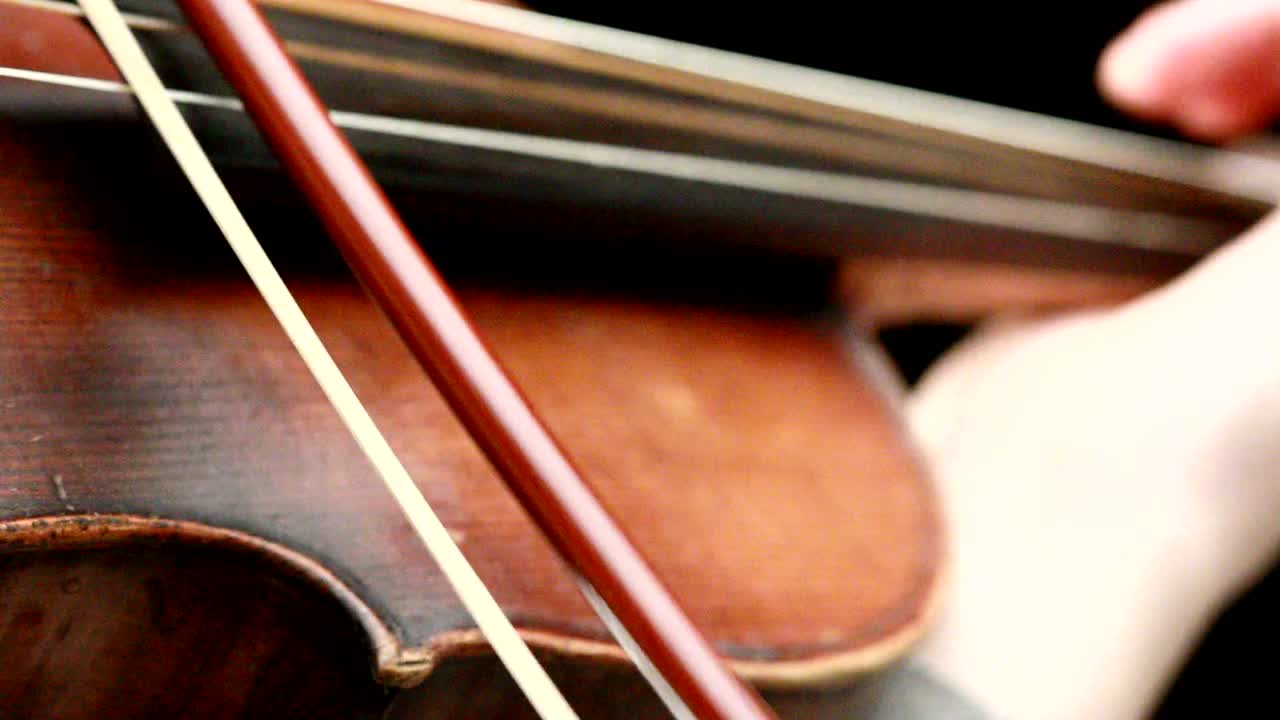 violinist playing - closeup of her hands