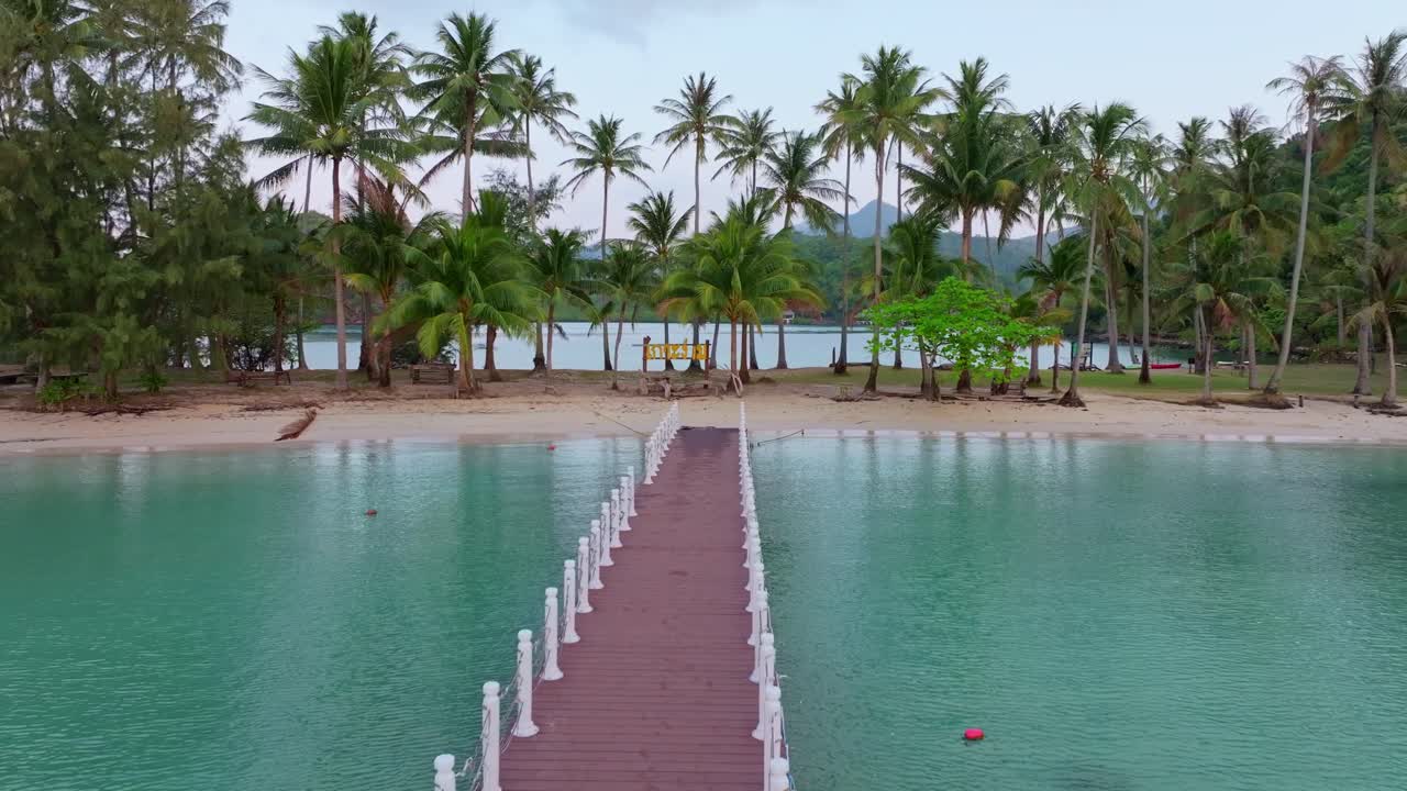Ko Ngamin saari ja ranta hohtavat tyynessä auringonnousun usvassa, Koh Chang