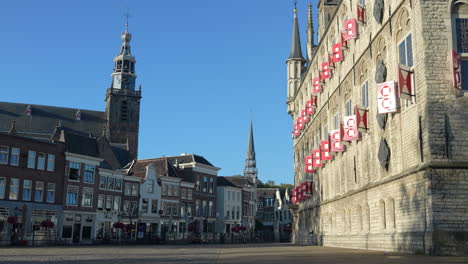 ayuntamiento gótico cerca del museo de la iglesia de san juan en gouda, holanda del sur, países bajos