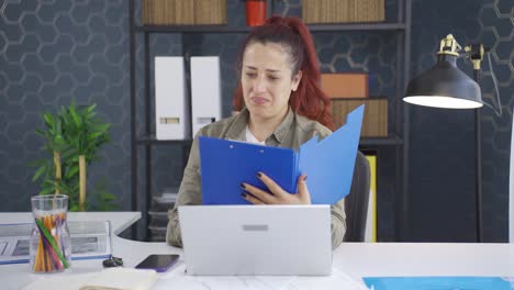 la mujer de negocios positiva cierra los archivos de papeleo.