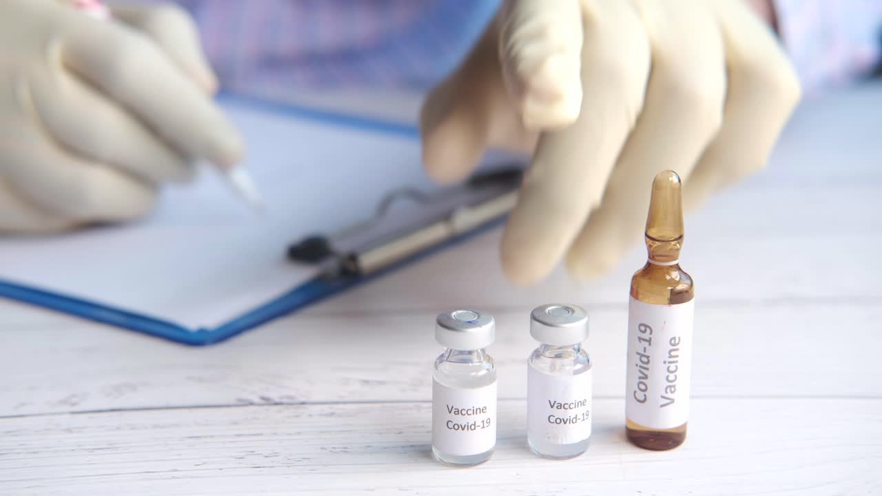 el médico registra los detalles de la vacunación contra la covid-19