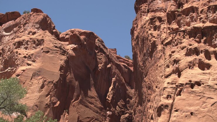 Ampia inquadratura mentre la telecamera si inclina lentamente sul Long Canyon Slot nel Monumento Nazionale Grand Staircase-Escalante