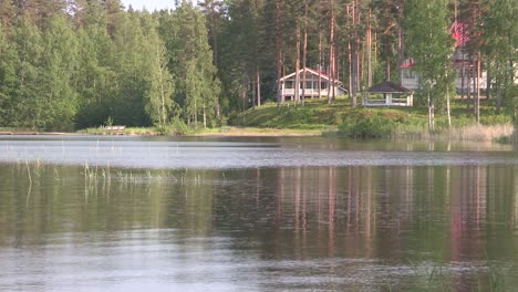 Romantischer-See-Oder-Teich-In-Finnland-Mit-Wochenendhaus-1