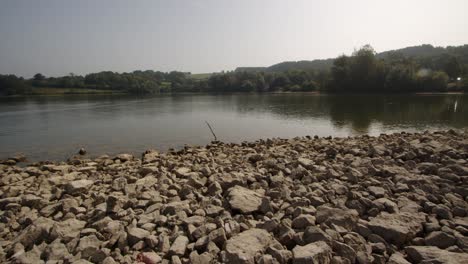 Aufnahme-Des-Wassers-Von-Carsington,-Aufgenommen-Vom-Wasserrand-Mit-Parkplatz-Im-Hintergrund