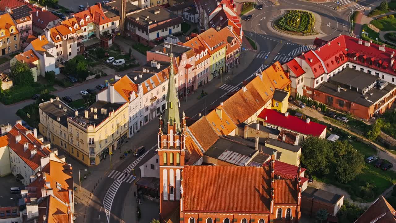 Veduta aerea del tranquillo paesaggio urbano europeo di Ketrzyn al tramonto, Europa settentrionale