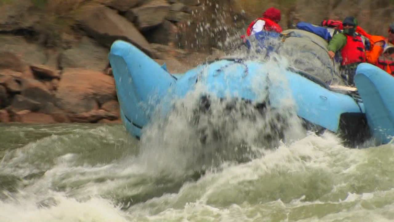 래프팅 원정대는 그랜드 캐년 1에서 콜로라도 강을 따라 내려갑니다.