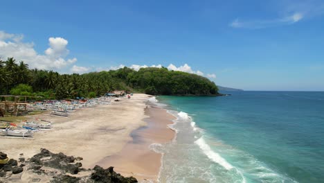 antena de prístina playa de arena blanca en el este de bali en un día soleado en pantai prasi