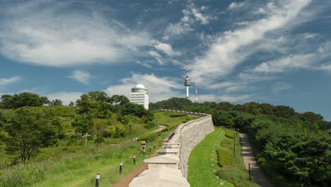 서울 성벽과 남산 타워 여름의 높은 풍경 타임  ⁇ 스