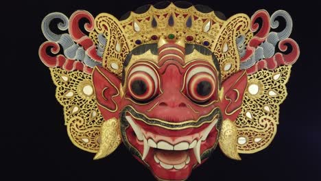 máscara de topeng de mono rojo, talla de madera de bali indonesia, arte y teatro cultural fondo negro infinito, asia