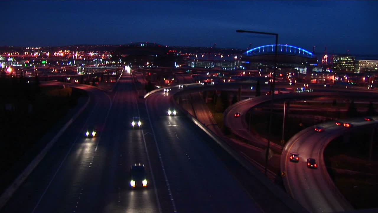출퇴근 시간의 차량은 고속도로에 진입하면서 동기화된 도시 댄스의 일부로 보입니다.