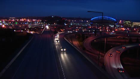 Fahrzeuge-In-Der-Hauptverkehrszeit-Scheinen-Teil-Eines-Synchronisierten-Urbanen-Tanzes-Zu-Sein,-Wenn-Sie-Auf-Eine-Autobahn-Fahren