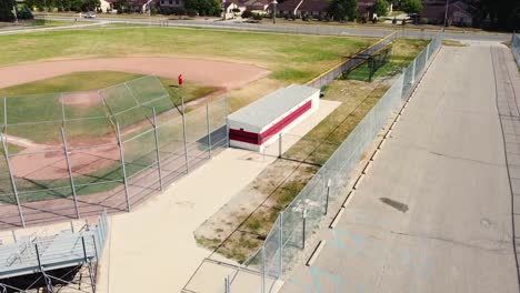 clip corto que muestra el ángulo descendente de un dron de un diamante de béisbol en una escuela secundaria