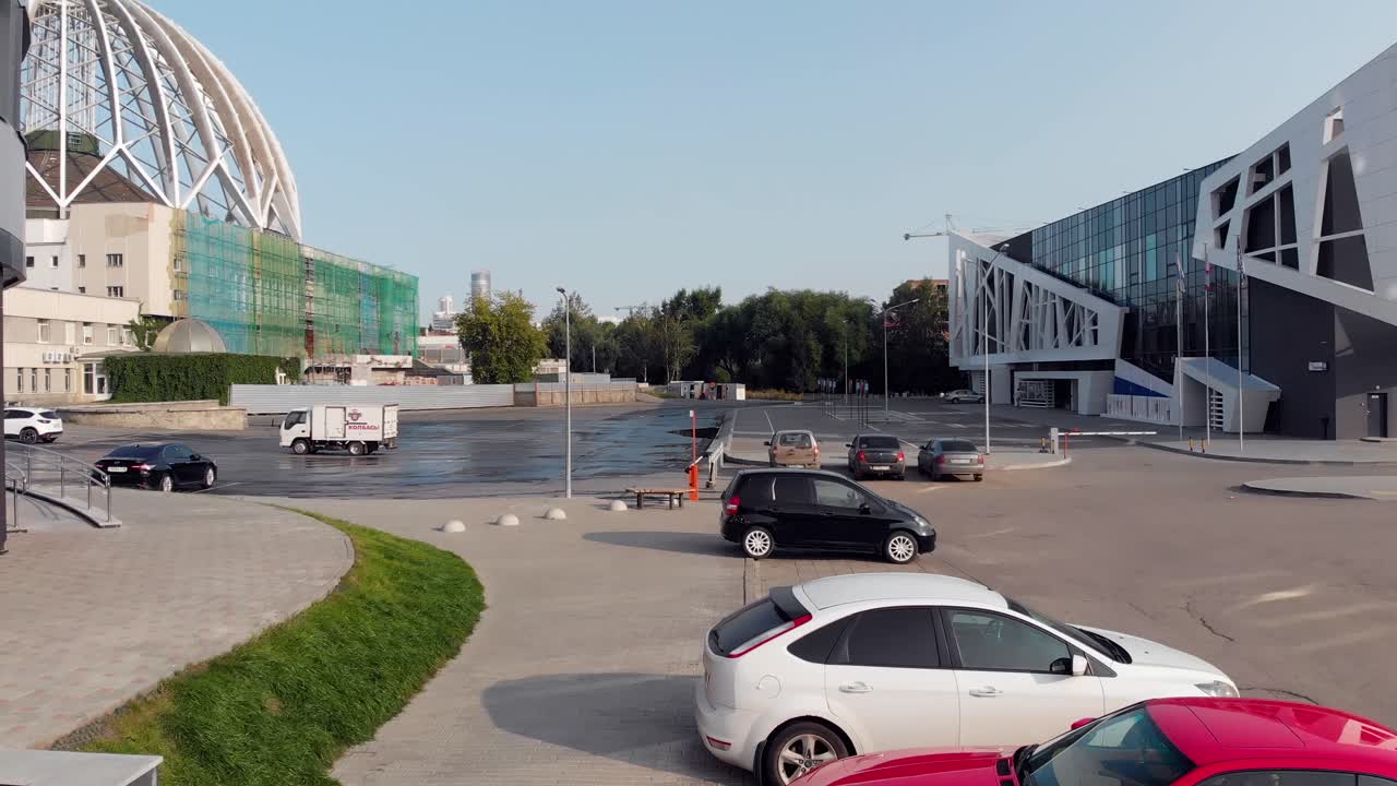 estacionamiento con edificios modernos y un estadio