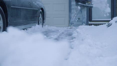 Pflüger-Pflügt-Schnee-In-Der-Nähe-Des-Autos-Hinter-Der-Garage