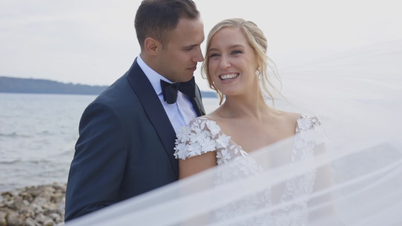 Smukt brudepar poserer på stranden