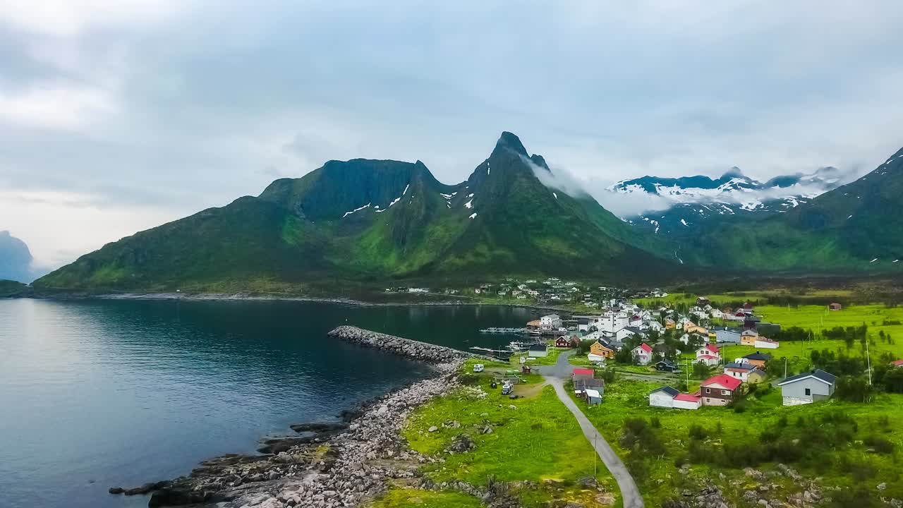 mefjordvar, isla de senja. hermosa naturaleza noruega paisaje natural mefjord.