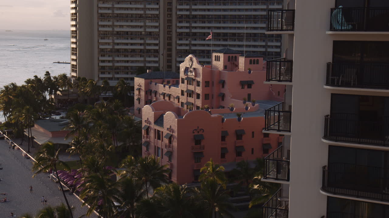histórico resort frente a la playa de royal hawaiian con palmeras, luz solar y reflejos en la playa de waikiki, hawaii