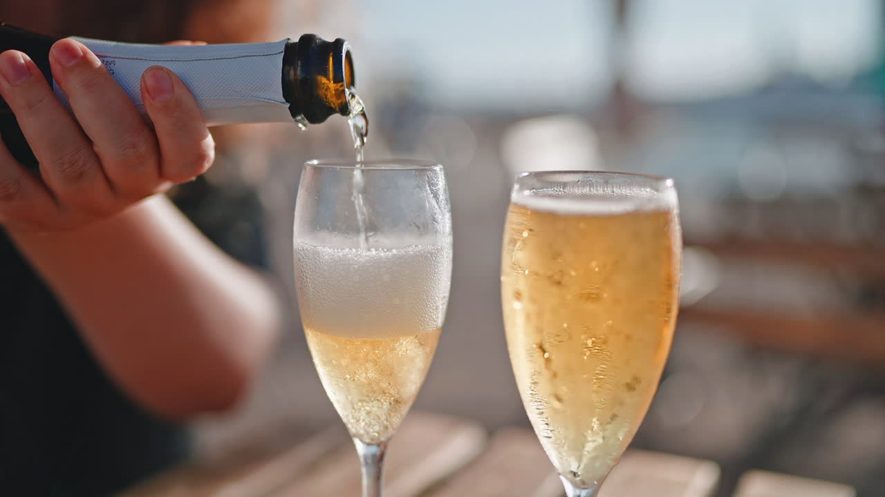 brindis de champán en la playa