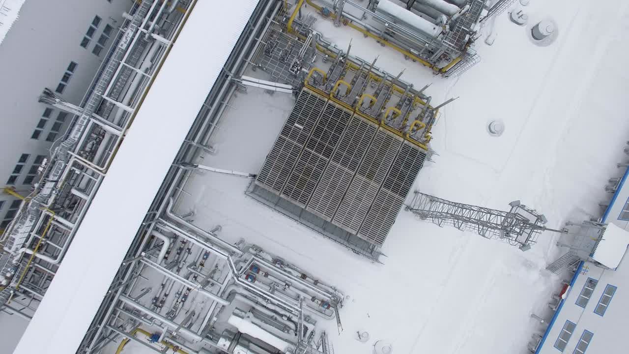 круглое движение над заснеженным огромным заводским двором