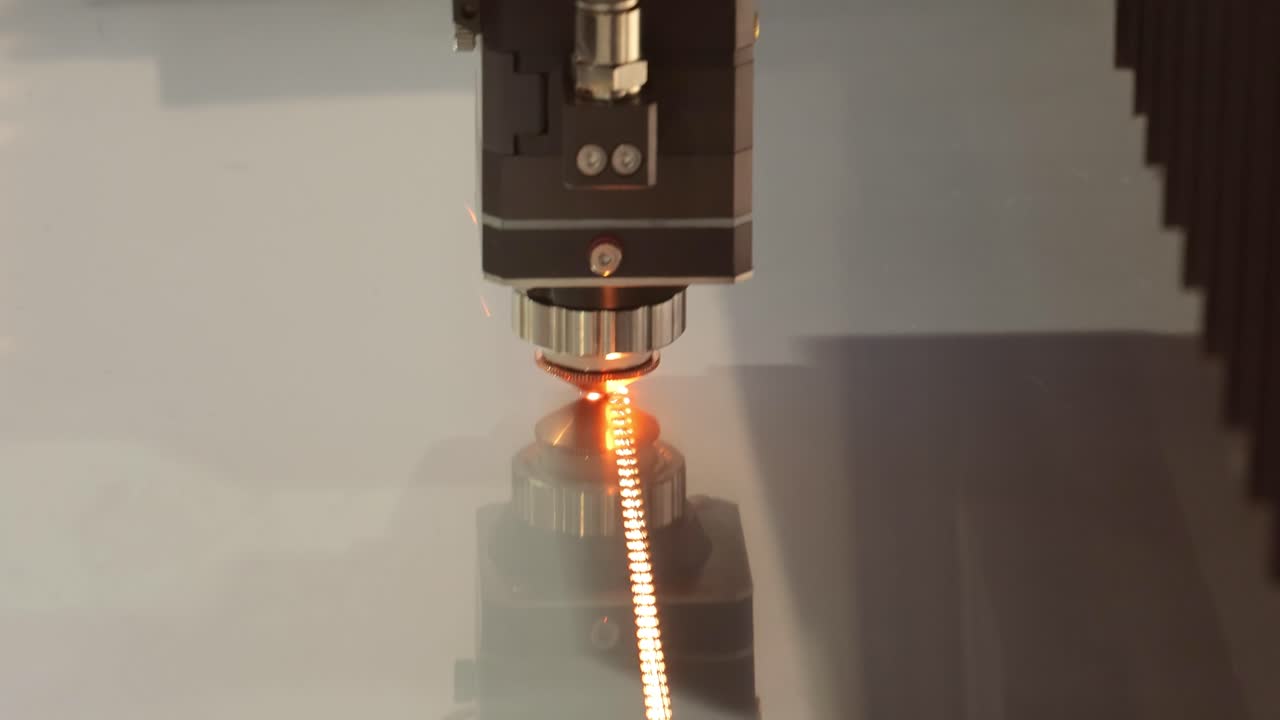 corte láser cnc de metal, tecnología industrial moderna.