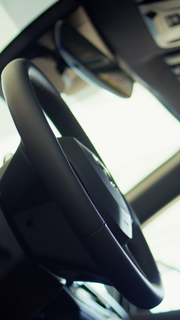 Primo piano del volante di un'auto moderna.