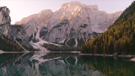 Niedriger-Drohnenflug-über-Den-Pragser-Wildsee-Mit-Unglaublicher-Bergreflexion