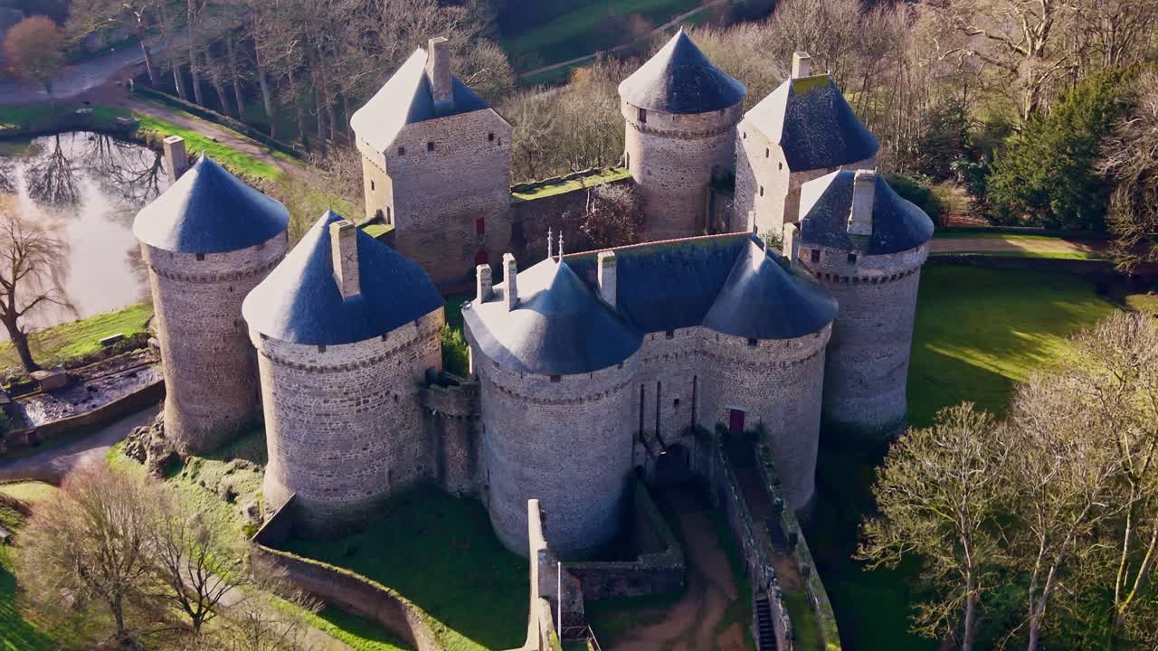 Primo piano con drone del castello medievale di Lassay, castello fortificato circondato da un parco verde, Mayenne, Francia