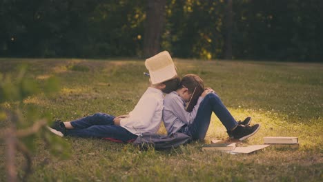 Kleine-Schuljungen-Verstecken-Ihre-Gesichter-Hinter-Büchern-Im-Sonnigen-Garten